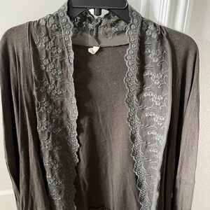 Women’s lightweight throw top w lace brand name Tiny